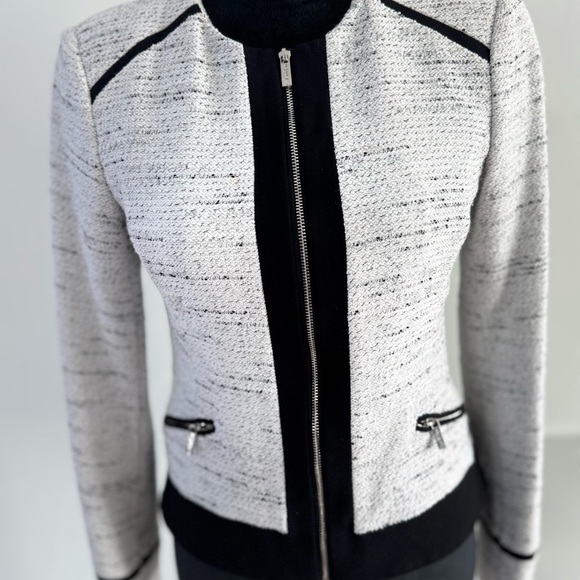 Chic Monochrome Women's Blazer - Picture 2 of 3